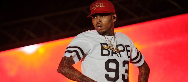 Американский певец и актер Крис Браун во время концерта. Архивное фото - Sputnik Кыргызстан