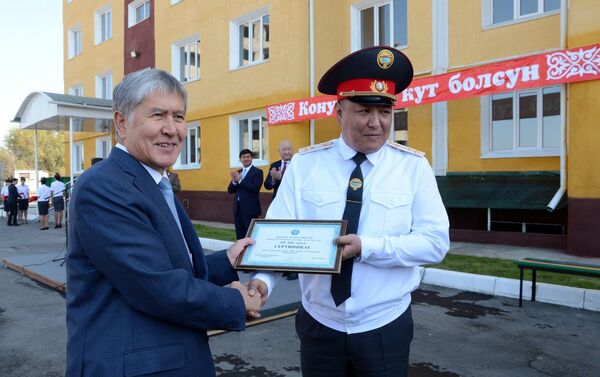 Глава государства вручил сертификат на строительство детской площадки во дворе дома. - Sputnik Кыргызстан