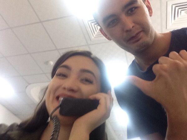 Журналисты Светлана Федотова и Алимджан Валиев во время рабочего процесса - Sputnik Кыргызстан