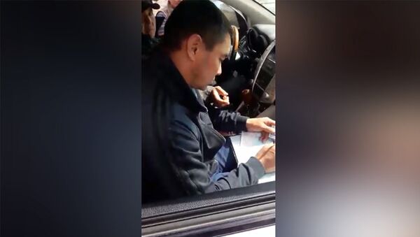 Милиционер айдоочуну сөгүп, видео тартууга тыюу салды - Sputnik Кыргызстан