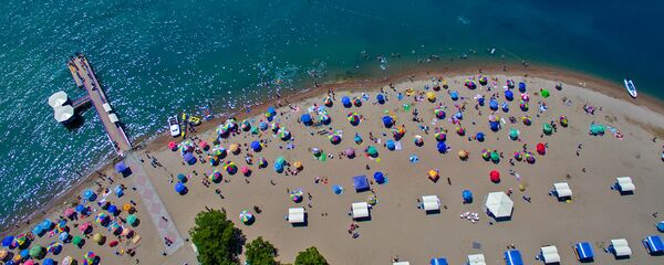 Ысык-Көл жээгиндеги эс алуучулар. Архив - Sputnik Кыргызстан