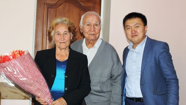 Поздравление Международным днем пожилых людей в Свердловской районе Бишкека - Sputnik Кыргызстан