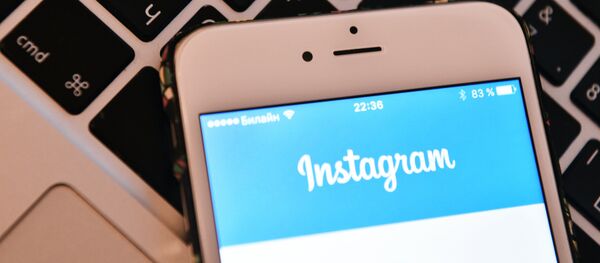 Страница социальной сети Instagram на экране смартфона. - Sputnik Кыргызстан