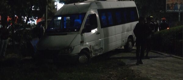 Маршрутканын жол тандабас менен кагышуусунан кийинки абал. 10 киши ооруканада - Sputnik Кыргызстан