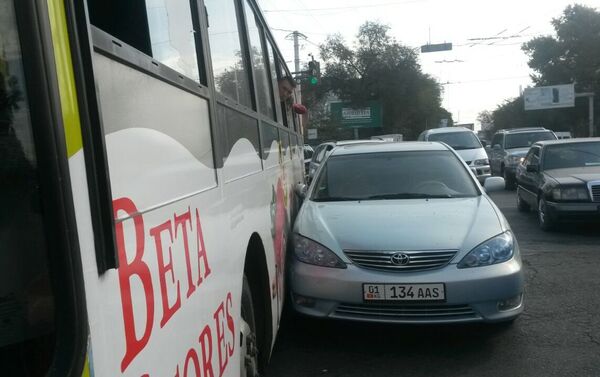 На пересечении проспекта Чуй и улицы Абдрахманова в Бишкеке столкнулись пассажирский автобус и легковое авто марки Toyota Camry - Sputnik Кыргызстан