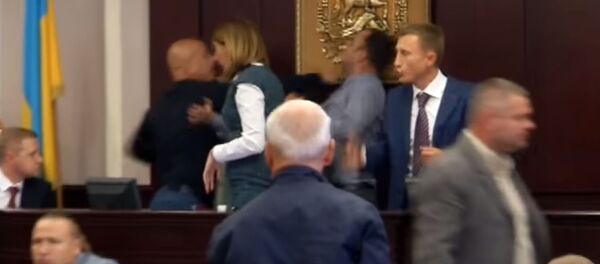 Украинада депутаттар мушташа кетип, бирөөнүн жаагы сынган видео тарады - Sputnik Кыргызстан