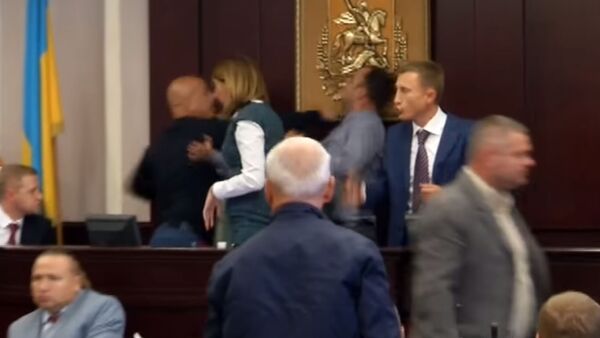 Украинада депутаттар мушташа кетип, бирөөнүн жаагы сынган видео тарады - Sputnik Кыргызстан