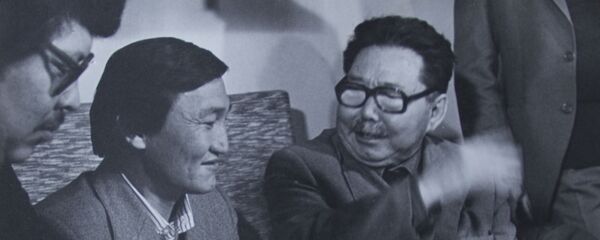 Кыргыздын туңгуч сүрөтчүсү, кыргыз улуттук профессионал сүрөт искусствосунун негиздөөчүлөрүнүн бири Гапар Айтиев (оңдо). Архив - Sputnik Кыргызстан