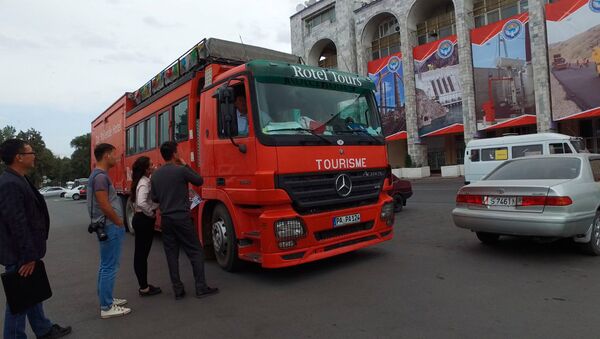 Автобус-отель ездит по Бишкеку! Путешествие на нем стоит 4 тысячи долларов - Sputnik Кыргызстан