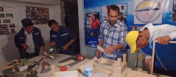 Инвалиды делают мебель для кыргызстанцев — доброе видео из Сокулука - Sputnik Кыргызстан