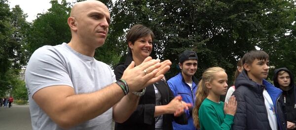 Участники шоу Ты супер! Танцы станцевали с дуэтом Непара в Московском зоопарке - Sputnik Кыргызстан