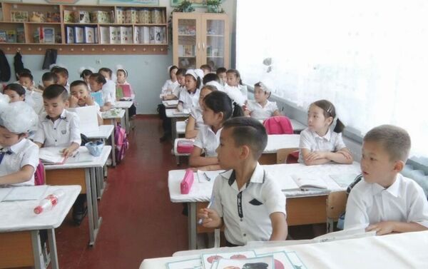 Баткен шаарында жалпы 5343 окуучу болсо, анын 1,5 миңи гана орус тилдүү мектептен билим алат. - Sputnik Кыргызстан