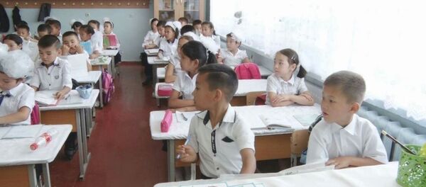 Баткен шаарында орус тилдүү мектепте орун жетишпей, бир класста элүү бала окууга аргасыз Баткен шаарында орус тилдүү мектепте орун жетишпей, бир класста элүү бала окууга аргасыз - Sputnik Кыргызстан