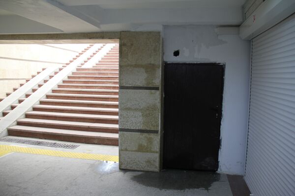 Течь с потолка недавно отремонтированного подземный перехода - Sputnik Кыргызстан