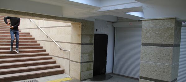 Течь с потолка недавно отремонтированного подземный перехода Течь с потолка недавно отремонтированного подземный перехода - Sputnik Кыргызстан