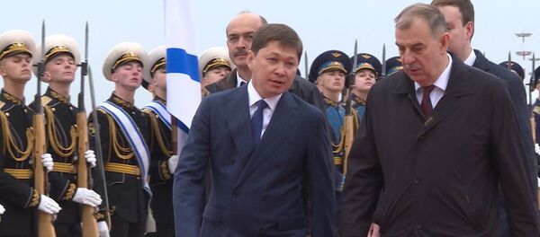 Исакова встретили дипломаты и рота почетного караула — кадры из Москвы - Sputnik Кыргызстан