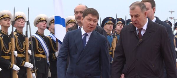 Сапар Исаковду дипломаттар Ардак кароол менен тосуп алышты. Москвадагы кадрлар - Sputnik Кыргызстан