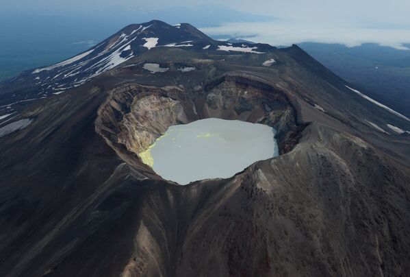 Кратерное озеро вулкана Малый Семячек на Камчатке - Sputnik Кыргызстан