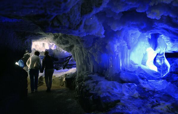 Кунгурская ледяная пещера в Пермском крае - Sputnik Кыргызстан