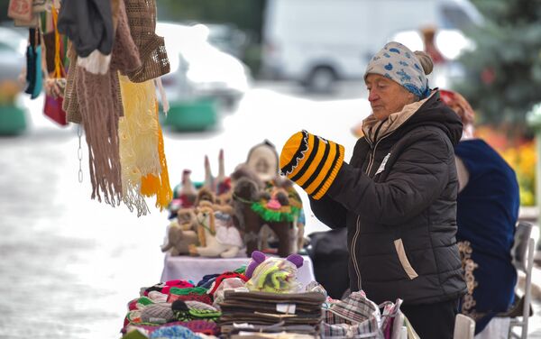 У памятника Курманжан Датке прошла ежегодная благотворительная ярмарка От сердца к сердцу, на которой пожилые люди продавали изделия, сделанные своими руками - Sputnik Кыргызстан