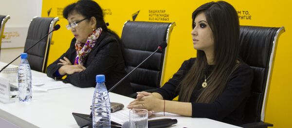 Заместитель директора Национального центра кардиологии и терапии имени Миррахимова Рыскуль Кыдыралиева и пресс-секретарь Асель Абдашинова в ходе видеомоста - Sputnik Кыргызстан