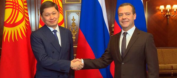 Кол кысышкан премьерлер. Исаков менен Медведевдин жолугушуусу кандай өттү - Sputnik Кыргызстан