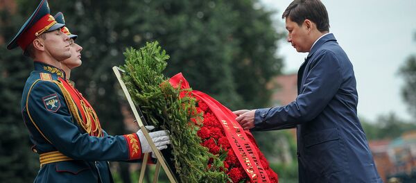 Премьер-министр Сапар Исаков Белгисиз жоокердин күмбөзүнө гүлчамбар койду Премьер-министр Сапар Исаков Белгисиз жоокердин күмбөзүнө гүлчамбар койду - Sputnik Кыргызстан