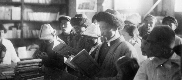 Окурмандар 1929-жылы Кыргызмамбасылмасынын китеп дүкөнүндө - Sputnik Кыргызстан