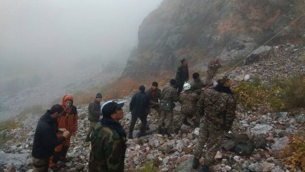 Министерство чрезвычайных ситуаций сняло со скалы тело погибшей гражданки Израиля Хиллы Ливне и передали сотрудниками милиции - Sputnik Кыргызстан