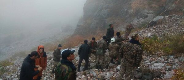 Сары-Челек коругунда жоголуп кетип, кечээ табылган израилдик турист Хилла Ливненин сөөгүн кечке маал ӨКМ кызматкерлери алып чыгышты - Sputnik Кыргызстан