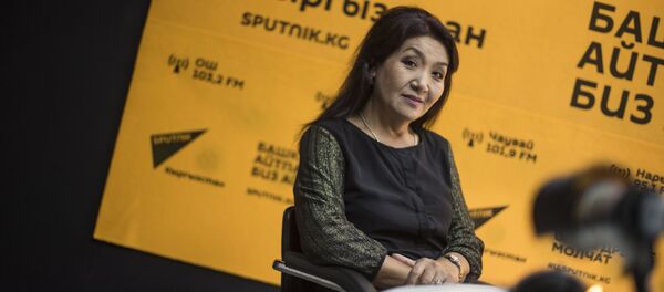 КРдин эмгек сиңирген артисти, Карамолдо Орозов атындагы Академиялык эл аспаптар оркестринин солисти, Даңк медалынын ээси Майрам Дүйшекеева маек учурунда - Sputnik Кыргызстан