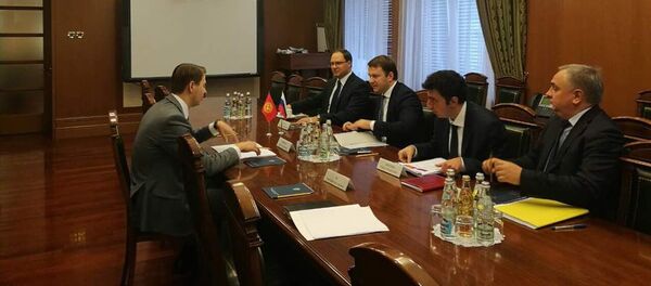 Москвада Кыргызстандын экономика министри Артем Новиков менен Россиянын экономикалык өнүктүрүү министри Максим Орешкин бардык тармактар боюнча кызматташуу, соода-экономикалык байланыштарды бекемдөө туурасында макулдашты - Sputnik Кыргызстан