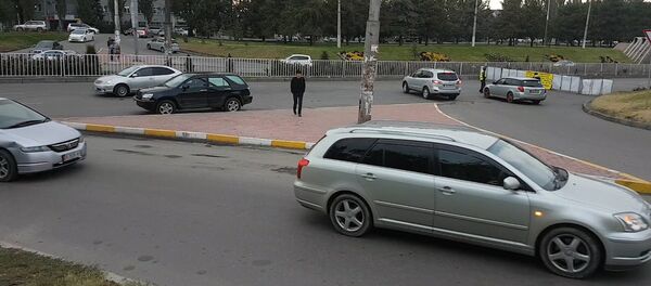 Часть проспекта Шабдан Баатыра перекрыта. Что делают водители — видео Часть проспекта Шабдан Баатыра перекрыта. Что делают водители — видео - Sputnik Кыргызстан