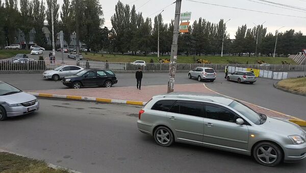 Часть проспекта Шабдан Баатыра перекрыта. Что делают водители — видео - Sputnik Кыргызстан
