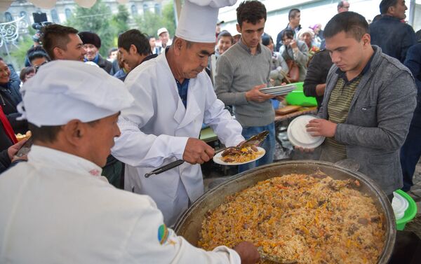 Также во время выставки проводится презентация узбекских национальных обычаев и дегустация национальных блюд и концерт с выступлением музыкантов. - Sputnik Кыргызстан