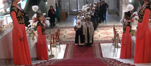 Бакыт өргөсүнө өзгөчө жуптар — аксакалдар менен байбичелер келишти. Видео - Sputnik Кыргызстан