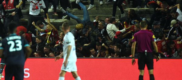 Фанаты упали с трибун на матче Амьеном и Лиллем во Франции - Sputnik Кыргызстан