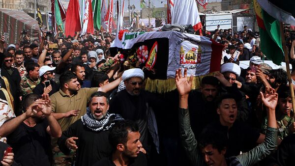 Люди на похоронах главного снайпера шиитского ополчения Ирака Абу Тахсина ас-Салихи - Sputnik Кыргызстан