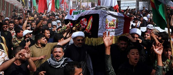 Люди на похоронах главного снайпера шиитского ополчения Ирака Абу Тахсина ас-Салихи - Sputnik Кыргызстан