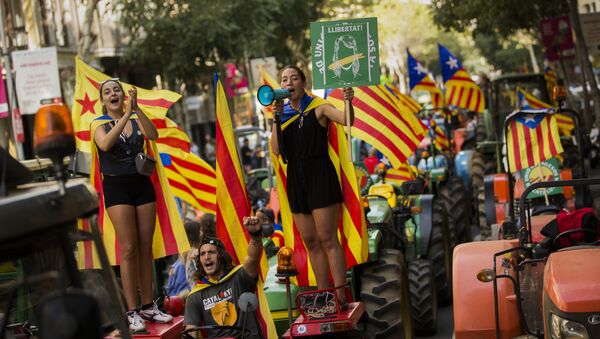 Сторонники независимости Каталонии во время митинга. - Sputnik Кыргызстан