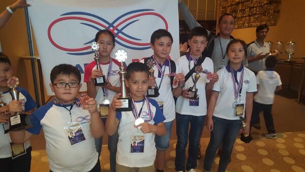 На международной олимпиаде по ментальной арифметике в Бангкоке (Таиланд) бишкекские школьники выиграли четыре золотые медали - Sputnik Кыргызстан