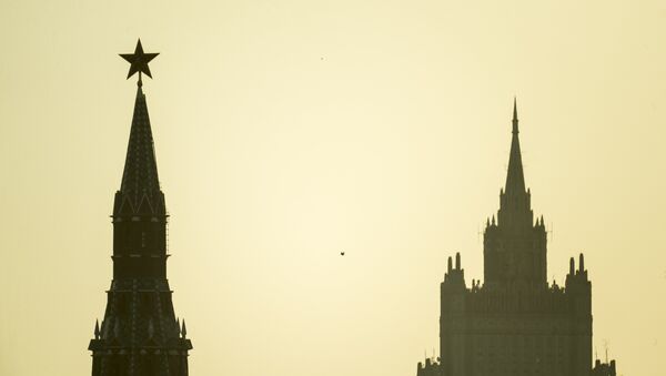 Башня Московского Кремля и здание министерства иностранных дел РФ.  Архивное фото - Sputnik Кыргызстан
