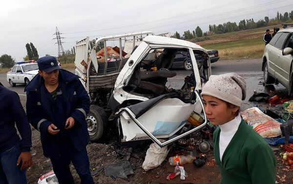 Как сообщила пресс-служба МЧС, авария произошла в 14:00 часов на 5-м километре автодороги Бишкек — Нарын — Торугарт. Погибли два человека, двое пострадали. - Sputnik Кыргызстан