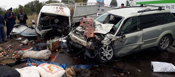 Лобовое столкновение Huyndai Porter и Subaru Outback в районе ГЭС-5 - Sputnik Кыргызстан