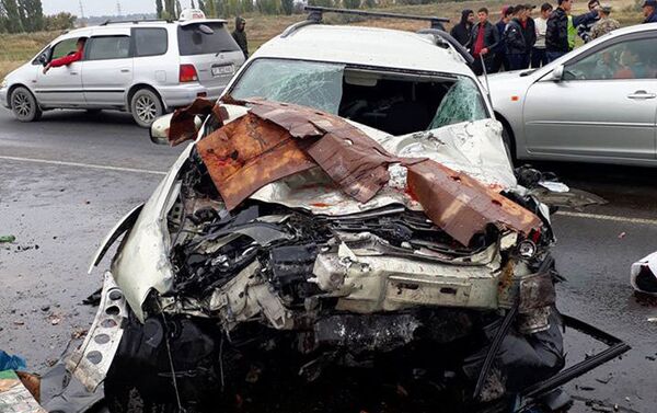 Близ Бишкеке в районе ГЭС-5 произошло лобовое столкновение двух автомобилей — Huyndai Porter и Subaru Outback, есть погибшие - Sputnik Кыргызстан