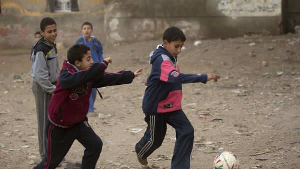 Дети играют в футбол на улице в деревне недалеко Каира, Египет. Архивное фото - Sputnik Кыргызстан