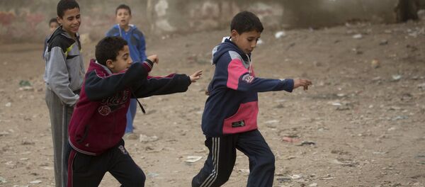 Дети играют в футбол на улице в деревне недалеко Каира, Египет. Архивное фото - Sputnik Кыргызстан