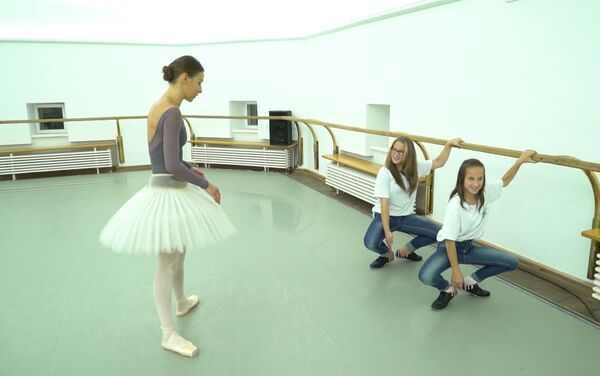 Тогда она пригласила девочек в святую святых русского балета, пообещав провести для них экскурсию и показать репетиционный процесс. - Sputnik Кыргызстан
