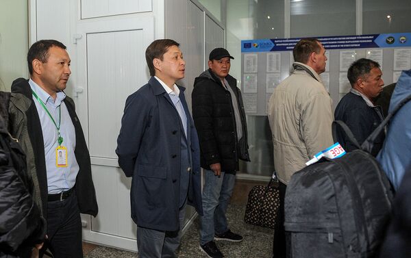 Глава правительства не только проинспектировал залы прибытия, вылета и регистрации граждан, но и побеседовал с пассажирами - Sputnik Кыргызстан