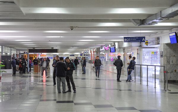 Премьер-министр Кыргызстана Сапар Исаков сегодня устроил внезапную проверку международного аэропорта Манас из-за многочисленных жалоб на его работу - Sputnik Кыргызстан